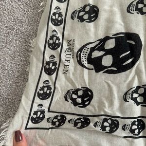 Like new ALEXANDER MCQUEEN SCARF